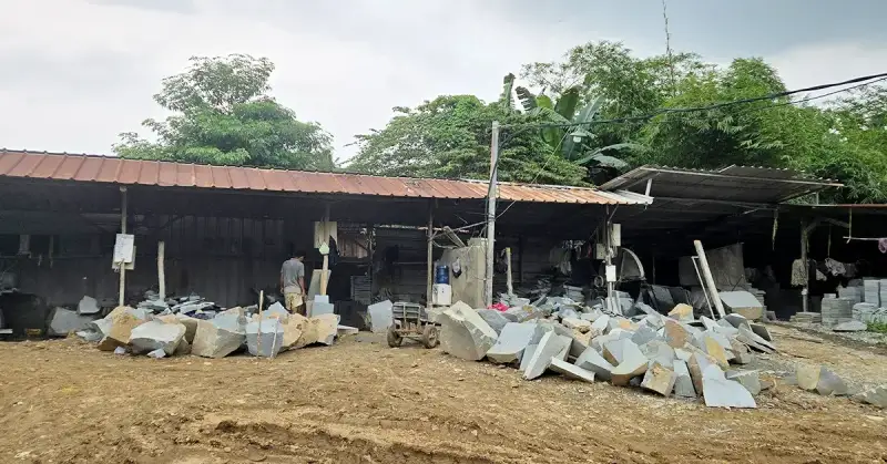 Proses produksi dan QC batu alam di pabrik AndesitA