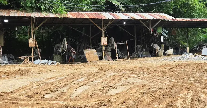 Packing aman batu alam dengan peti kayu