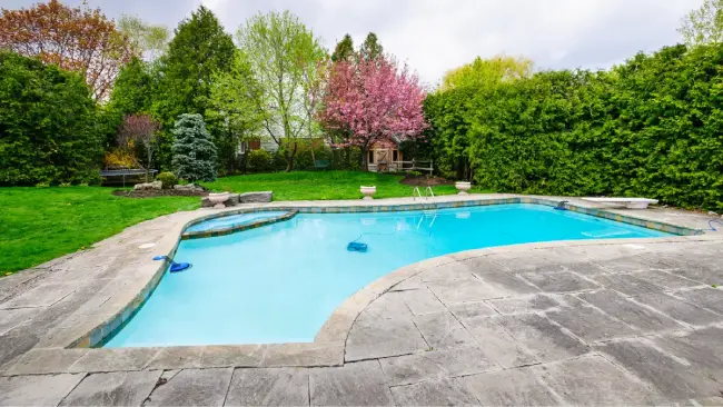 Pool deck dan area kolam renang dengan batu alam anti-slip